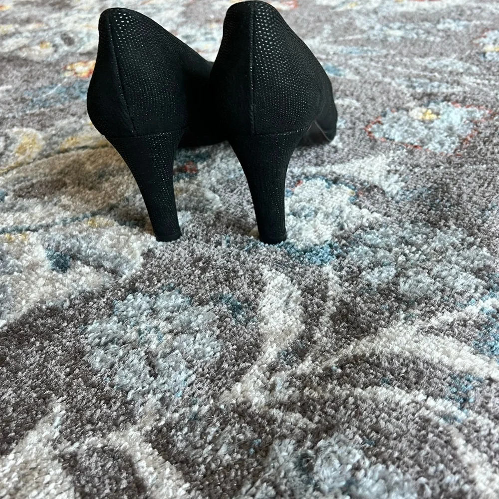 Stuart Weitzman black embossed pumps size 9 Excellent condition- Like New